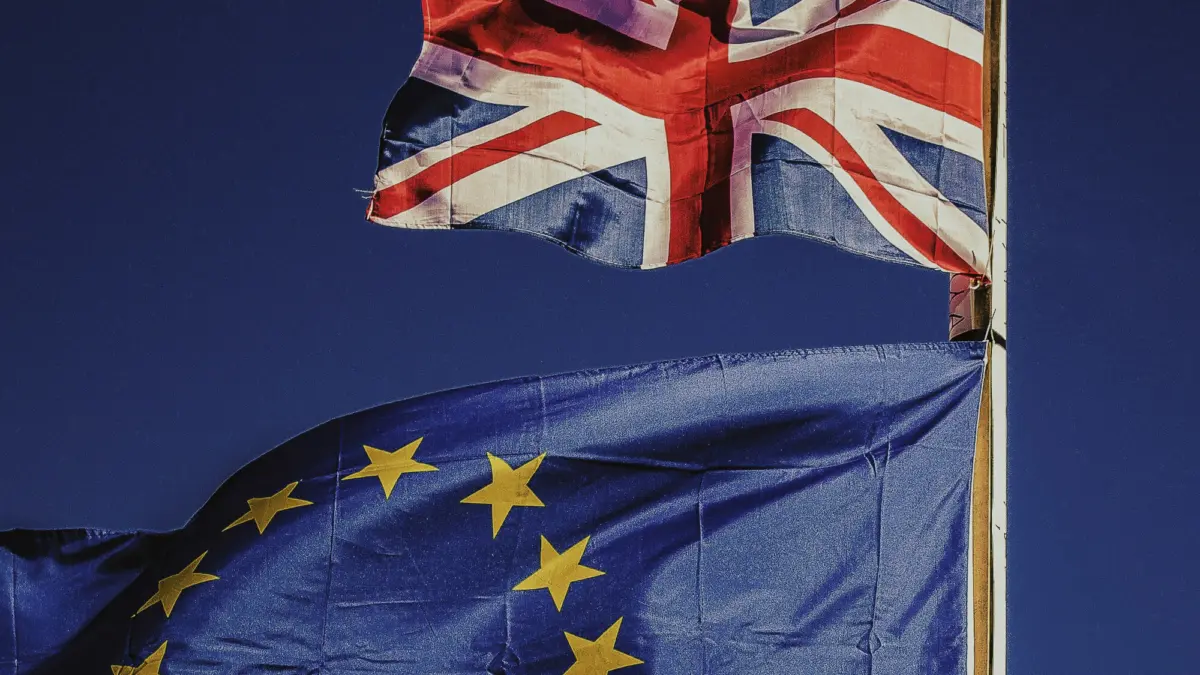 Bandera del Reino Unido y de la Unión Europea.