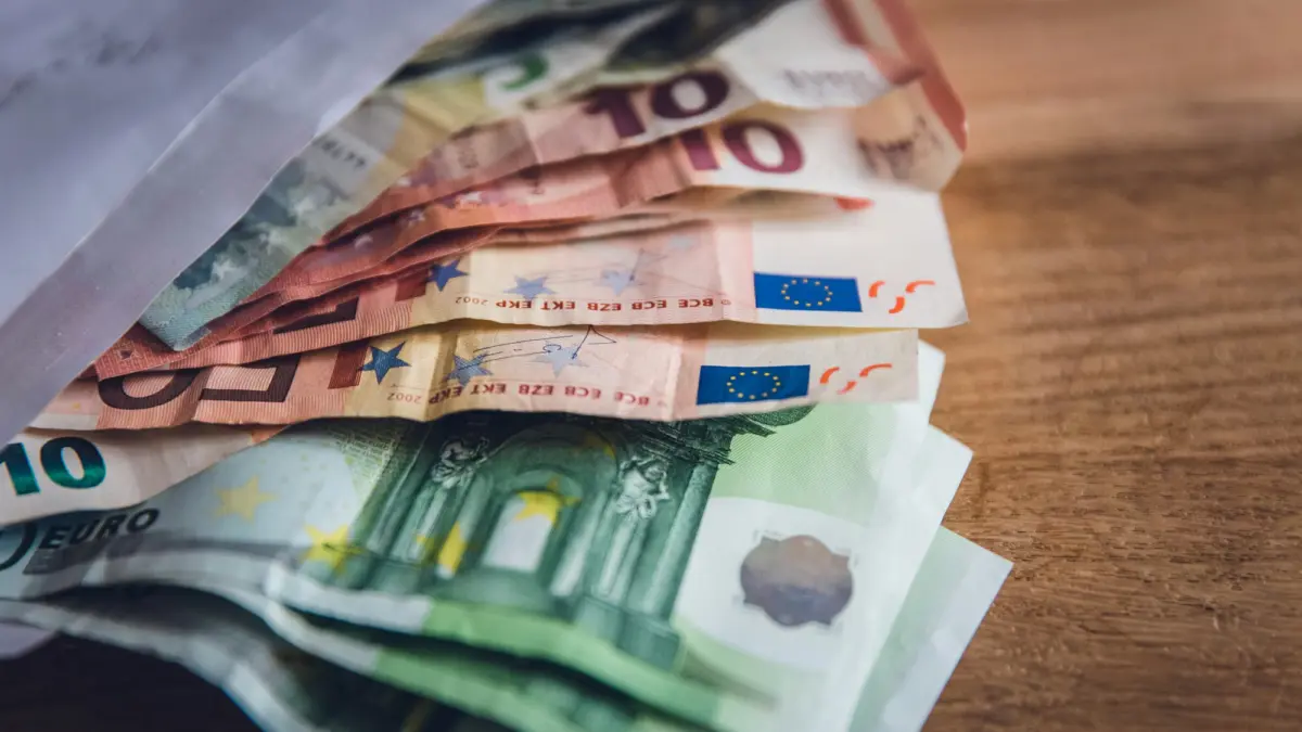 Sobre con billetes euro.