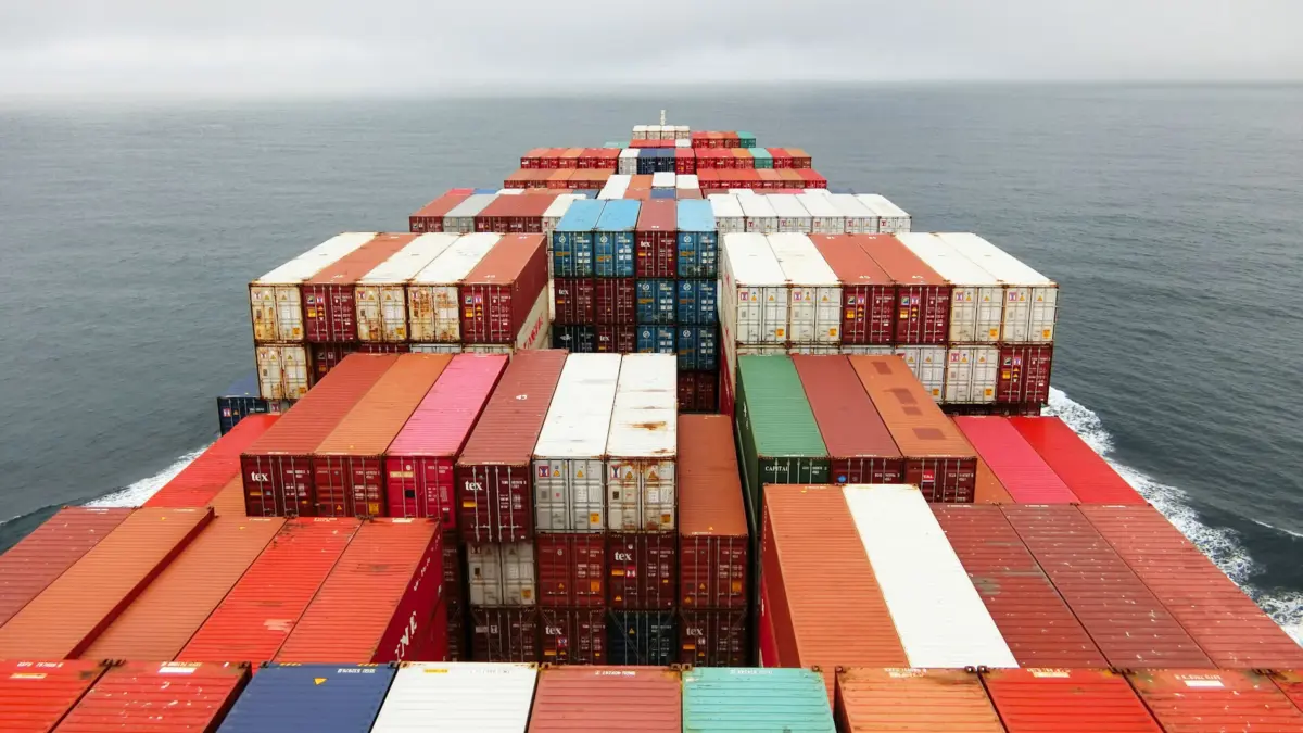 Contenedores en un barco.