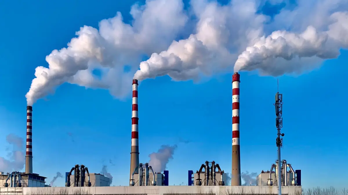 Chimeneas expulsando humo