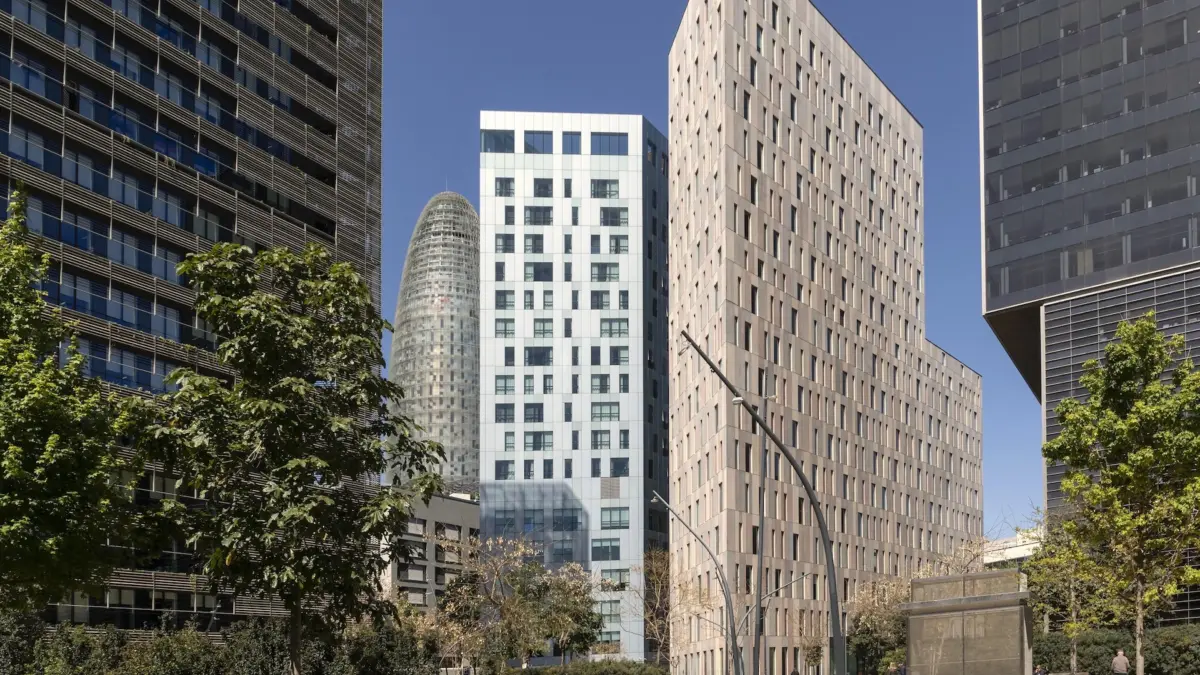 Edificios de oficinas rodeados de zonas verde en la Diagonal de Barcelona.
