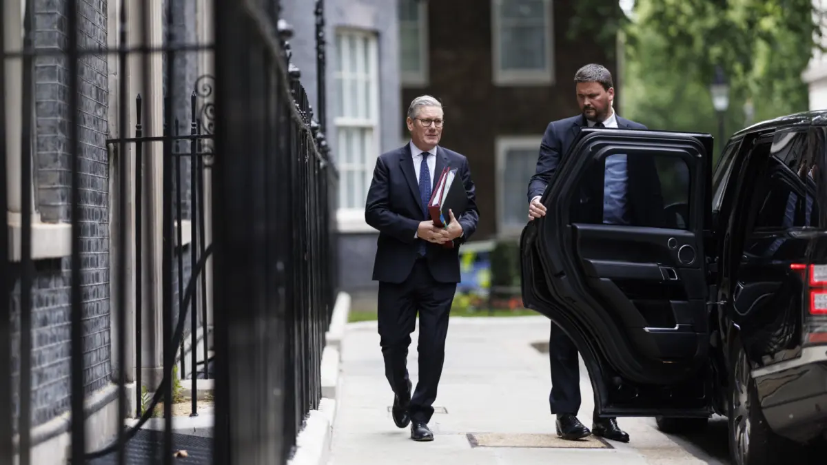 Keir Starmer sale de 10 Downing Street