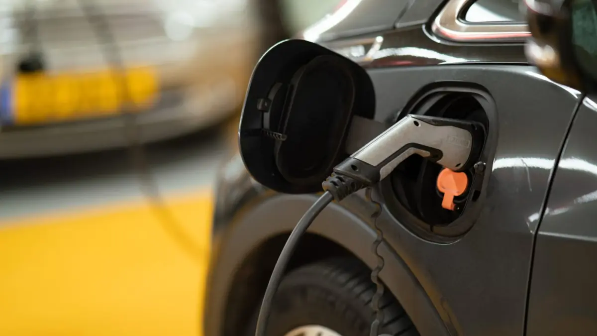Coche con cargador eléctrico