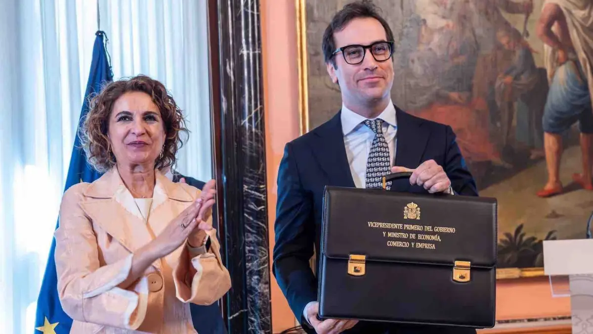 Madrid, 27/03/2026. Carlos Cuerpo recibe la cartera como vicepresidente primero del Gobierno de manos de su antecesora en el cargo, María Jesús Montero, en la sede del Ministerio de Hacienda.