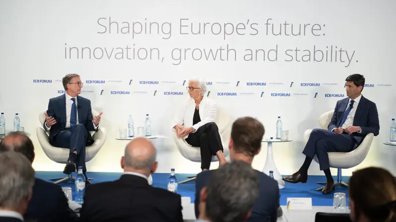 Panel monetario del Foro de Bancos Centrales en Sintra en el que participan de izquierda a derecha los presidentes de los bancos centrales de Canada (Tiff Macklem), Europa (Christine Lagarde) y EEUU (Kevin Warsh)
