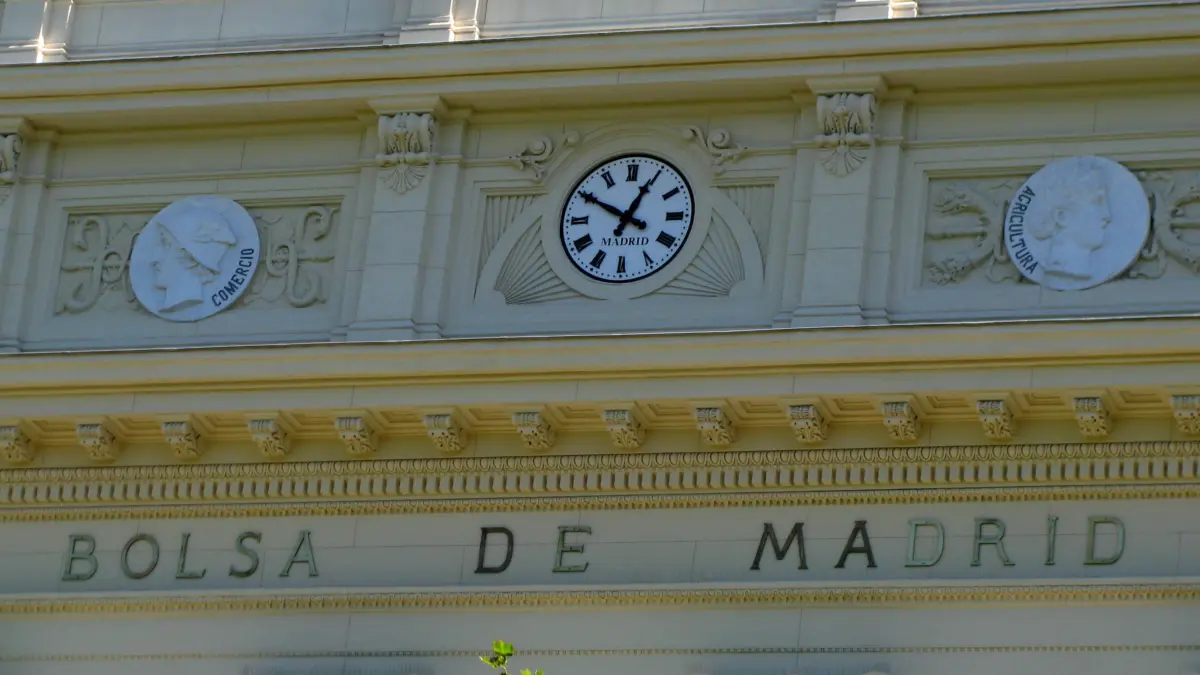 Detalle de la fachada de la Bolsa de Madrid