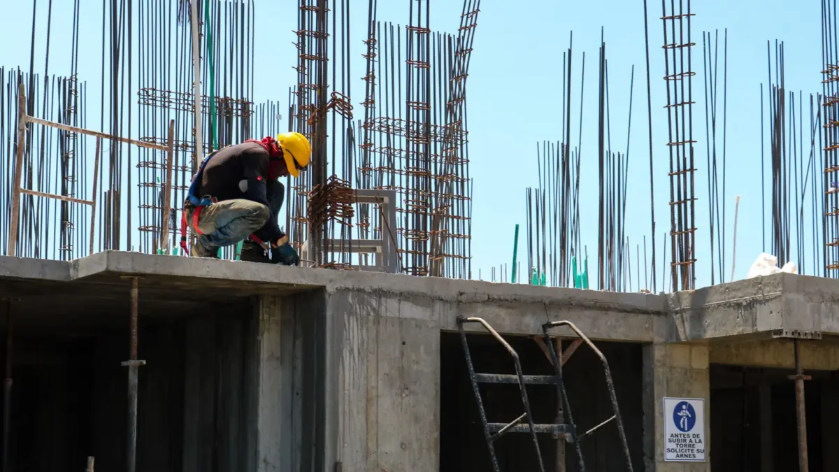 Obrero en edificio en construcción