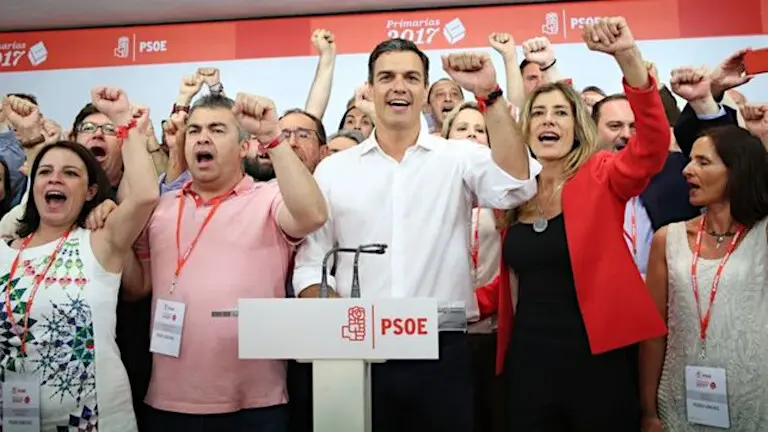 Pedro Sánchez, tras su victoria en las primarias del PSOE, cantando La Internacional. 21 May 2017