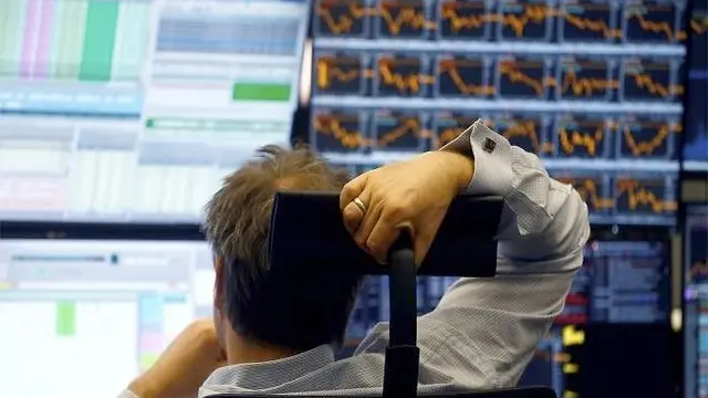 Broker_frente_a_pantalla_mercados