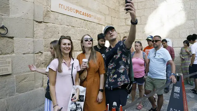 Turistas a la entrada del Museo Picasso en Málaga