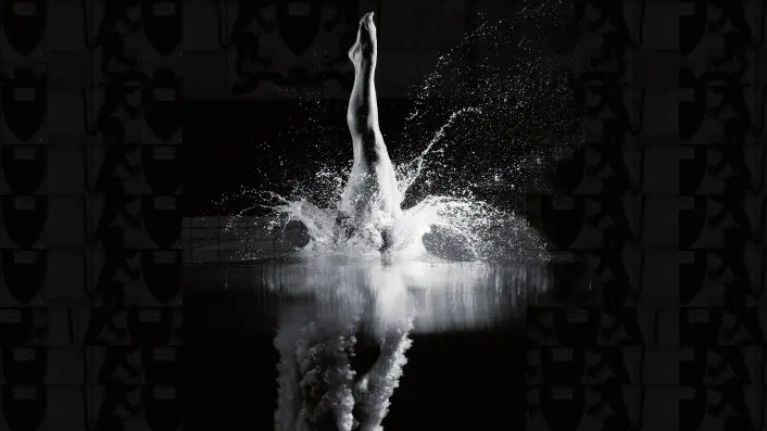 George Silk, The Perfect Dive,1962 (La inmersión perfecta) © George Silk/The LIFE Picture Collection/Shutterstock / Cortesía: The Polaroid Collection. La foto fue expuesta dentro del “Proyecto Polaroid” de la Fundación Barrié en 2023 (fragmento).