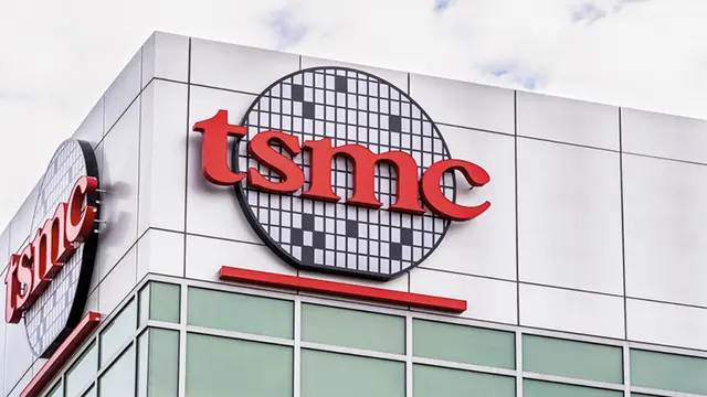 Logo de Taiwan Semiconductor, C, el mayor productor mundial de chips