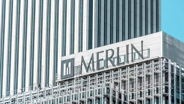 Logo de Merlin Properties en la azotea de uno de sus edificios