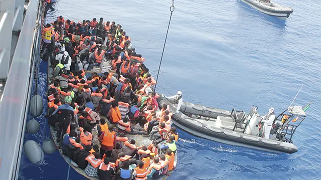 Rescate de migrantes en el Mediterráneo, durante la Operación Tritón en junio de 2015