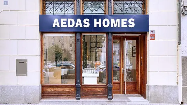 Punto de venta a pie de calle de la promotora Aedas Homes