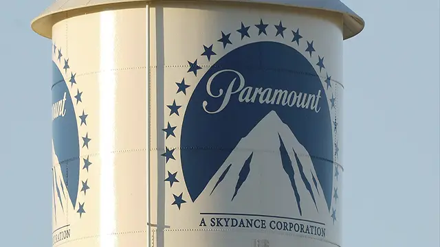 Logotipo de Paramount en una torre de agua en sus estudios de Los Ángeles