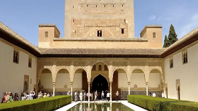 Visita guiada de turista por la Alhambra