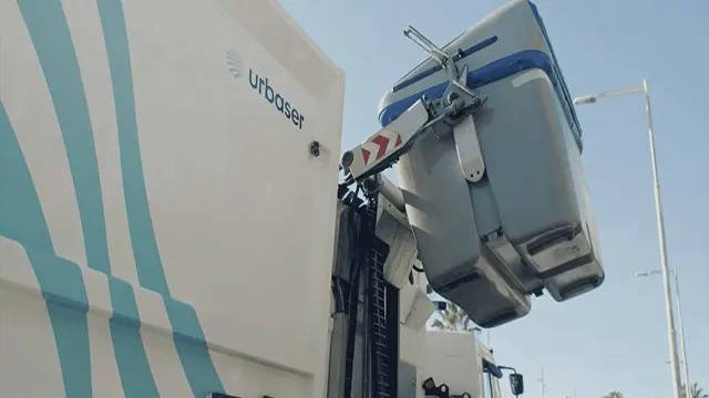 Camión de servicios medioambientales de Urbaser