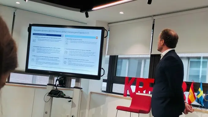 Alberto Mateos, socio de Servicios Financieros y de la plataforma AI Quotient en Oliver Wyman, presentando el informe