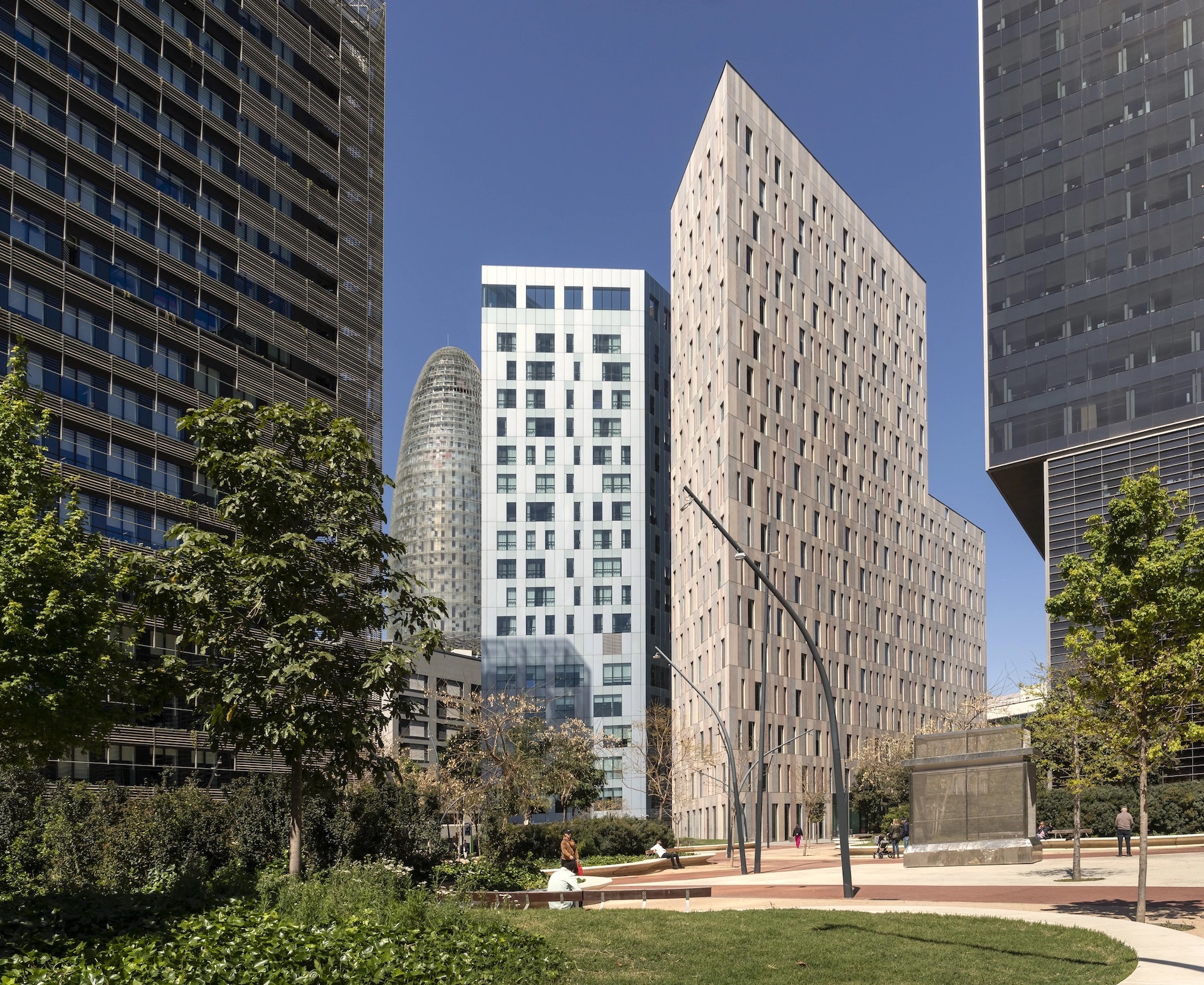 Edificios de oficinas rodeados de zonas verde en la Diagonal de Barcelona.
