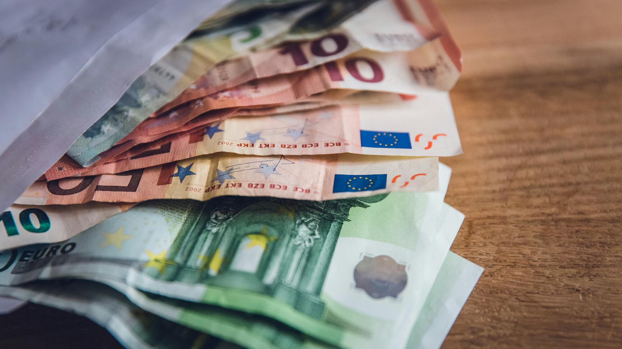 Sobre con billetes euro.