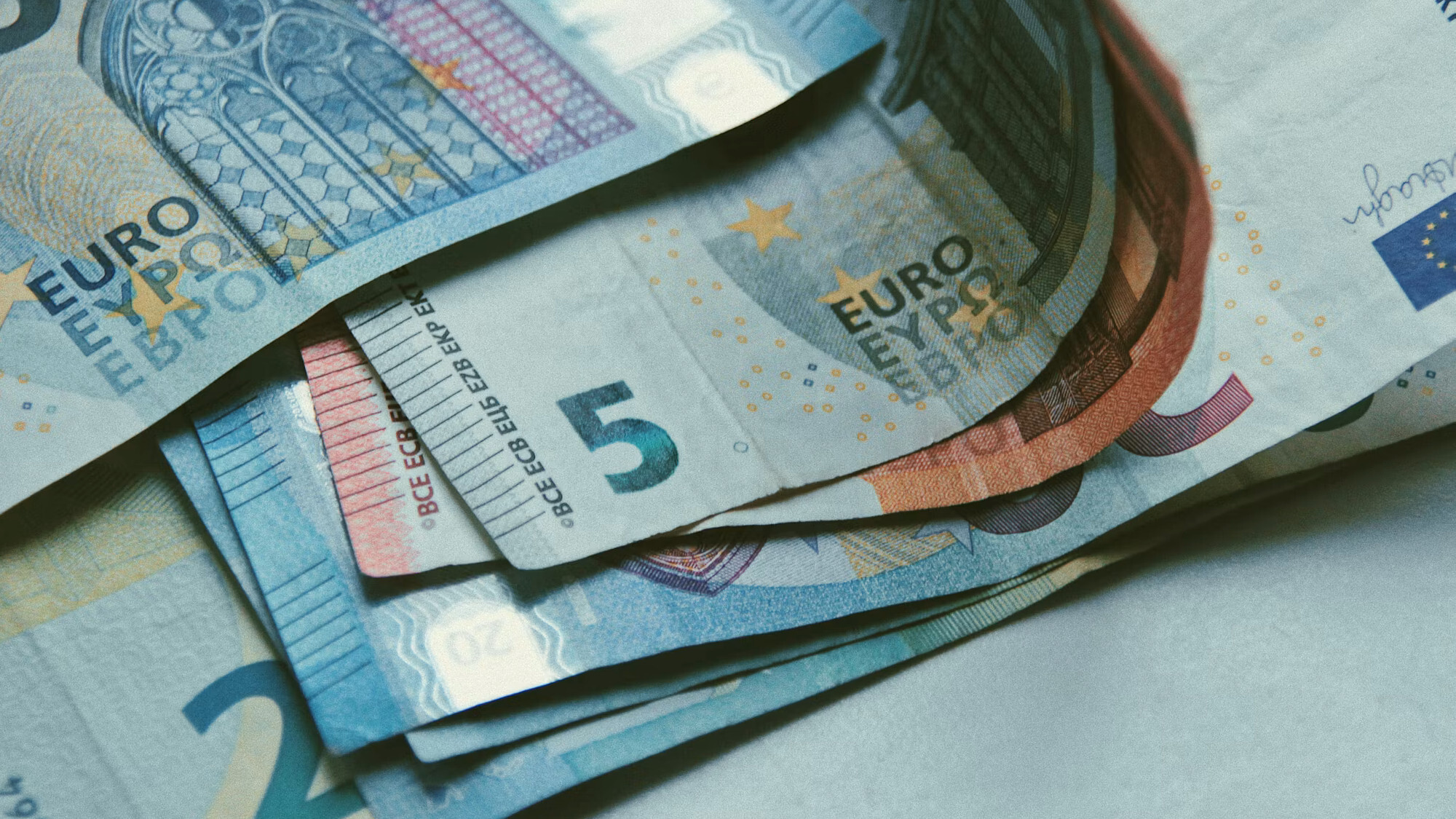 Dinero, euros.