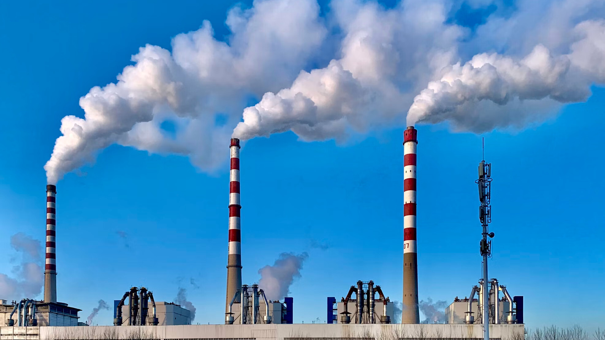 Chimeneas expulsando humo