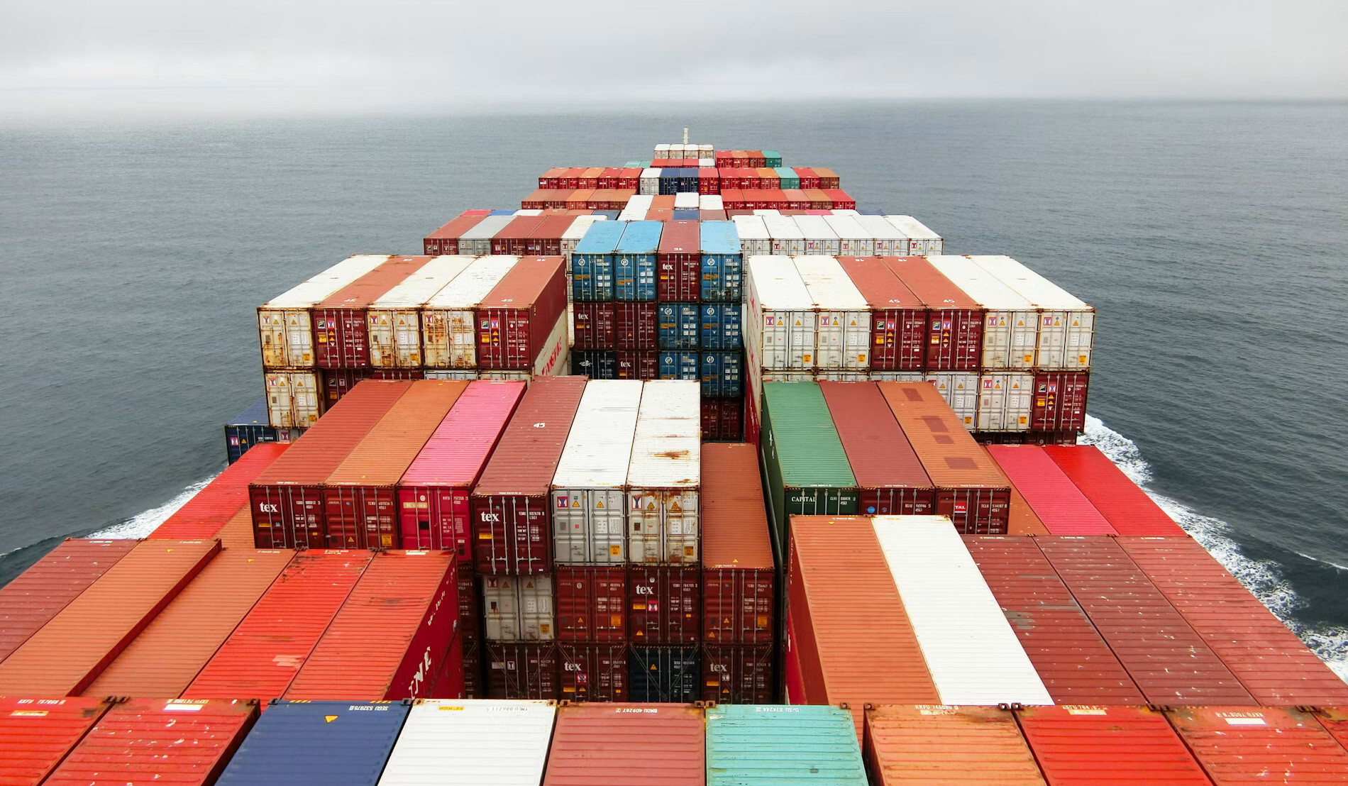 Contenedores en un barco.