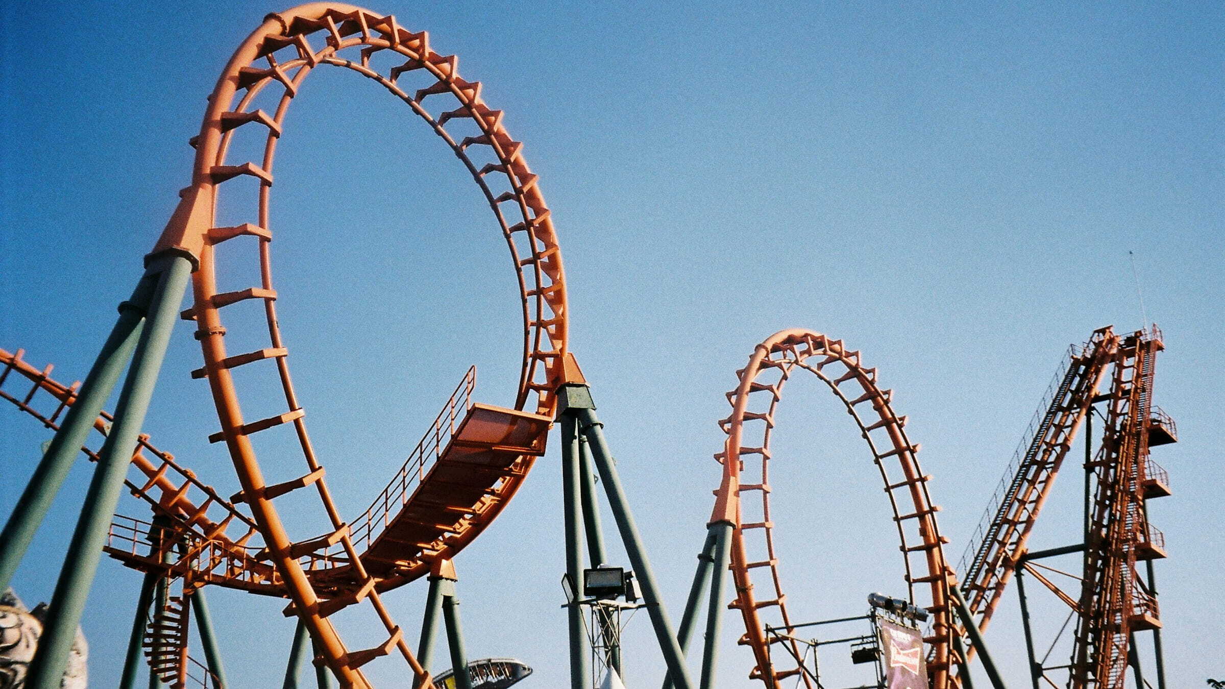 Montaña rusa en un parque de atracciones