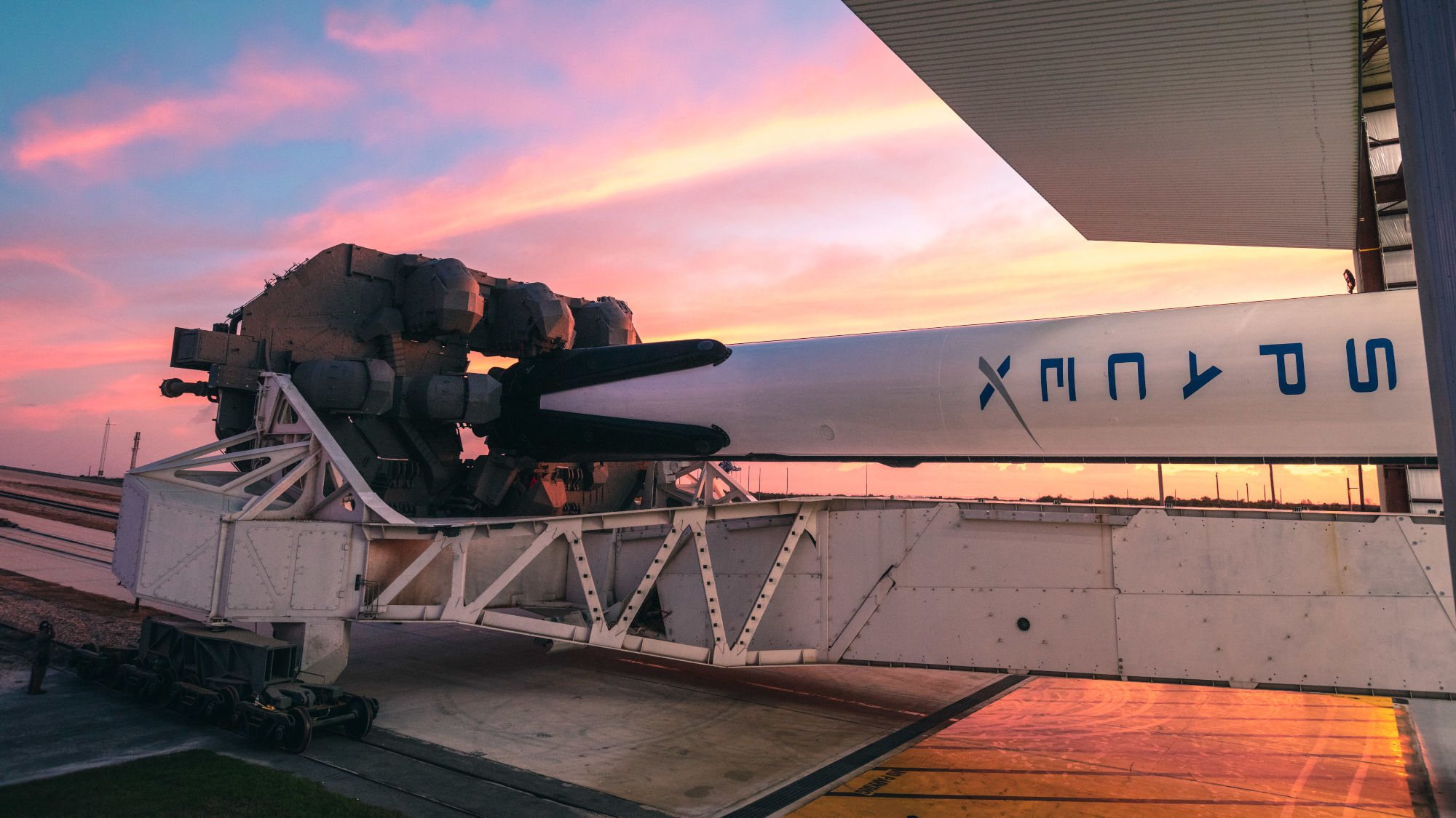 SpaceX cohete hangar