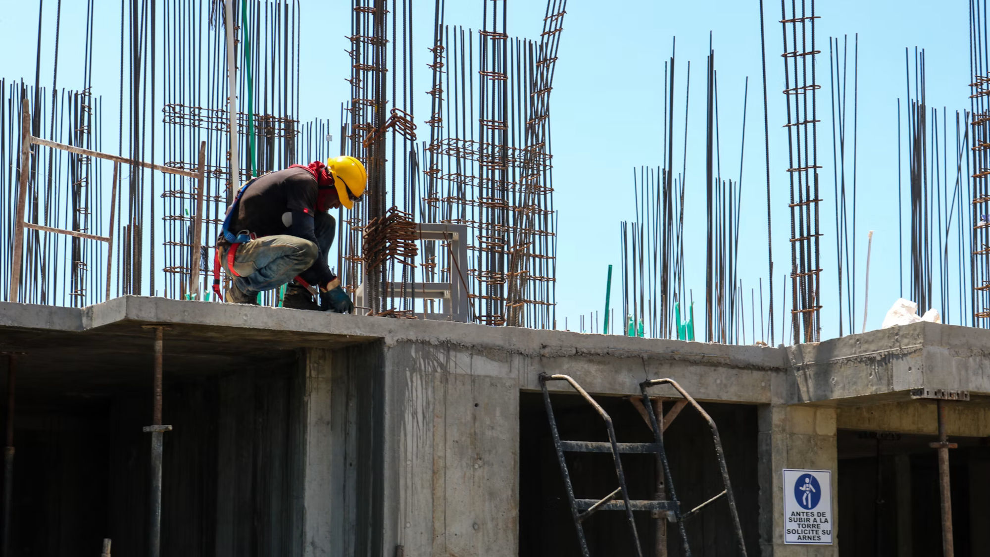 Obrero en edificio en construcción