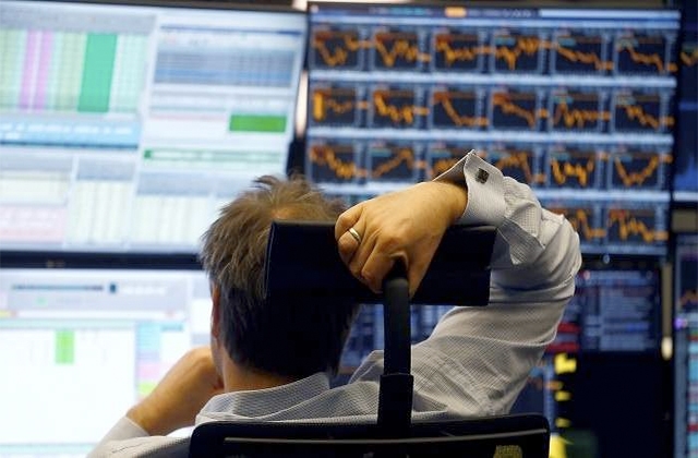 Broker_frente_a_pantalla_mercados