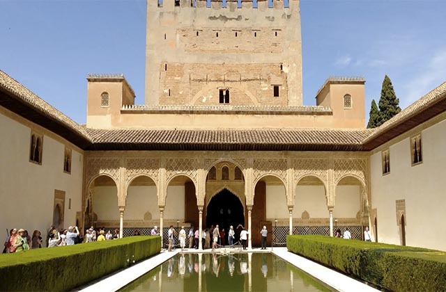 Visita guiada de turista por la Alhambra